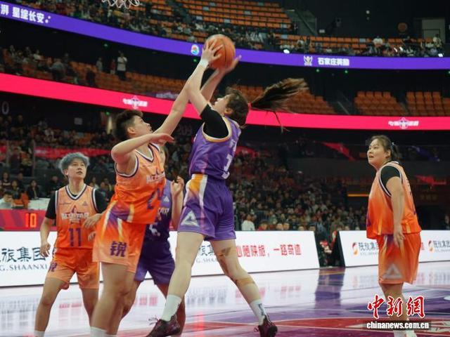 包含激烈对抗！职业篮球赛场上掀起热潮的词条