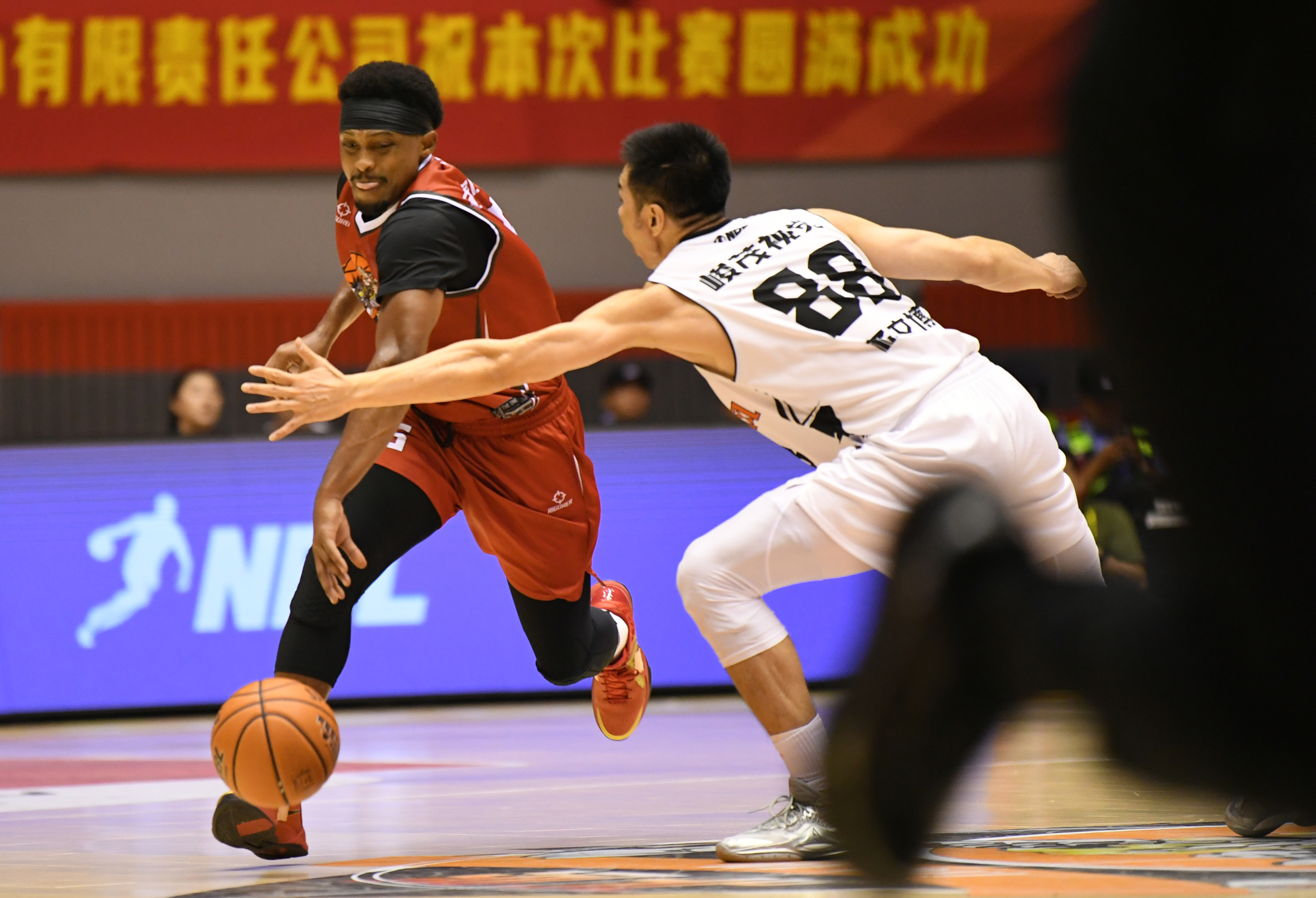 包含激烈对抗！职业篮球赛场上掀起热潮的词条